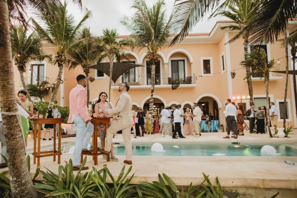 Poolside Cocktail Hour Pics: Relaxed Vibes in Zihuatanejo